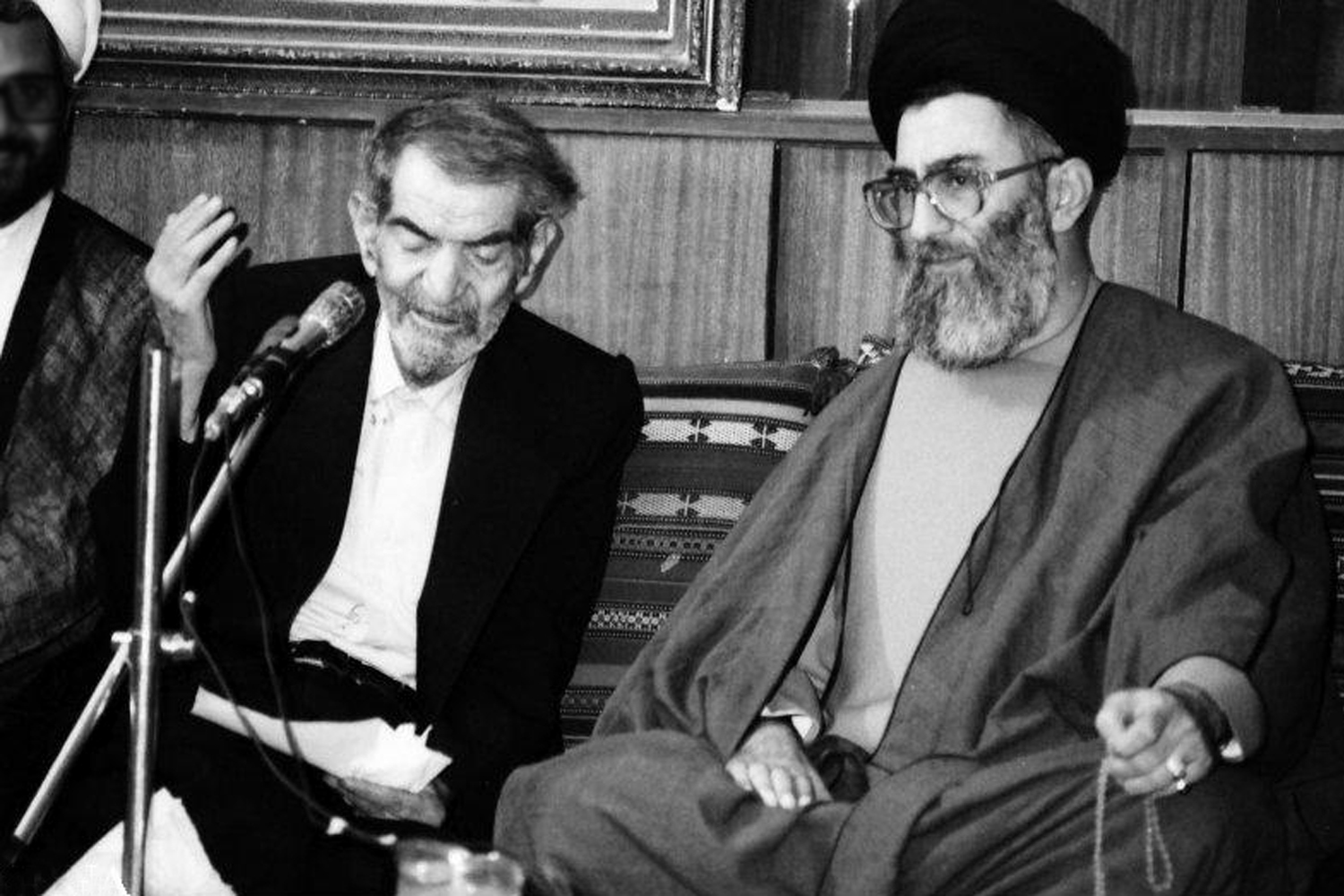 http://farsi.khamenei.ir/ndata/news/10144/B/13890627_0110144.jpg