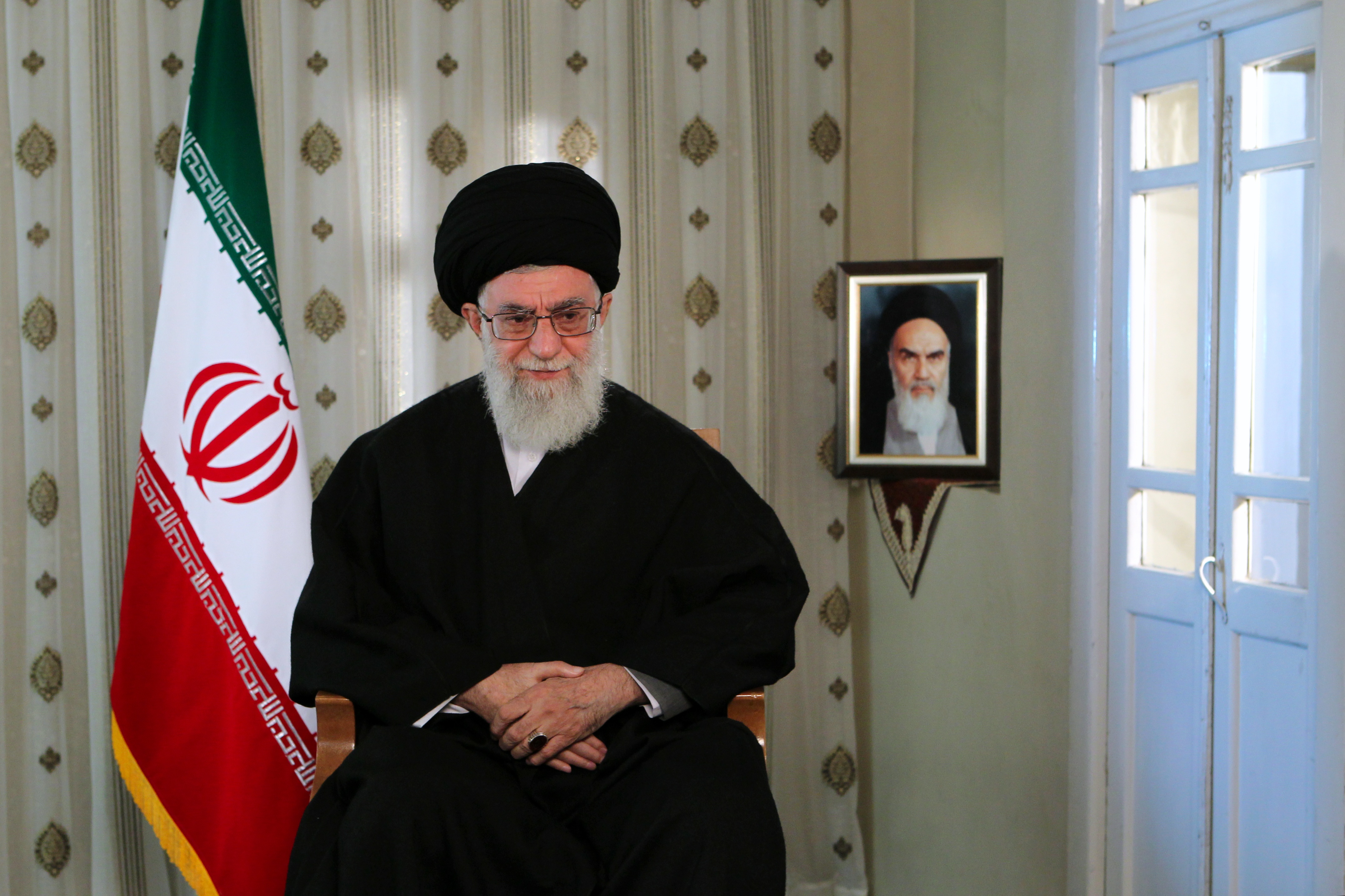 http://farsi.khamenei.ir/ndata/news/19290/B/13910101_0119290.jpg