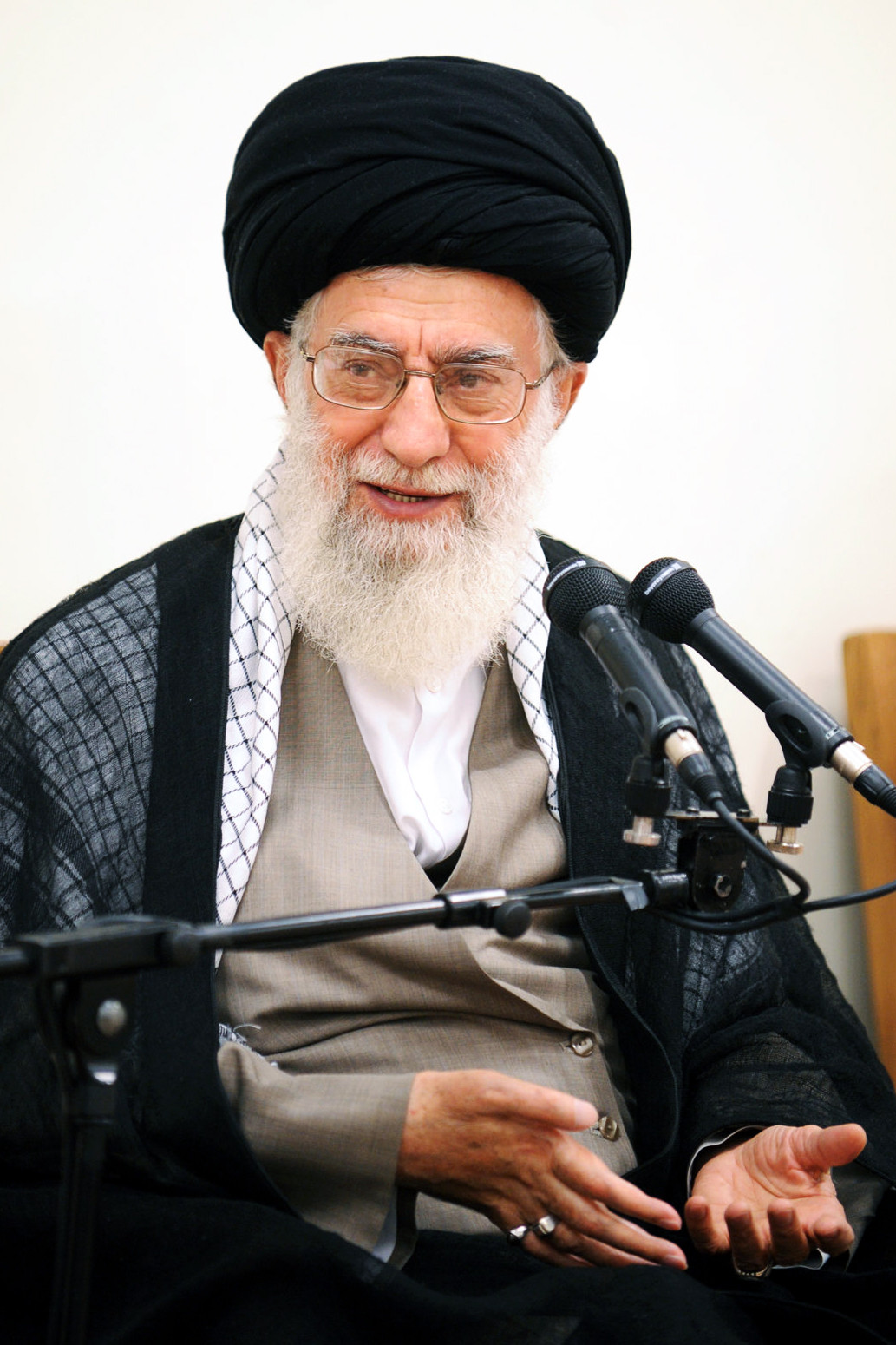 http://farsi.khamenei.ir/ndata/news/26350/B/13930215_0426350.jpg