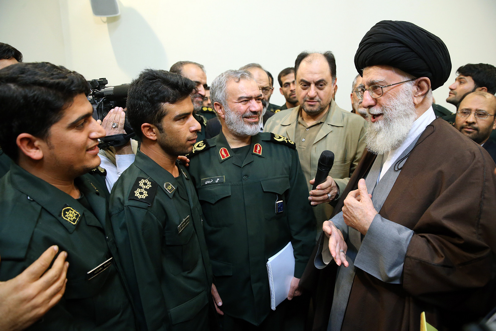http://farsi.khamenei.ir/ndata/news/32068/B/13941104_0232068.jpg