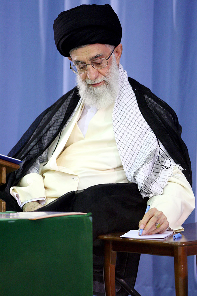 http://farsi.khamenei.ir/ndata/news/3771/B/Khamenei-Qoran-068.jpg