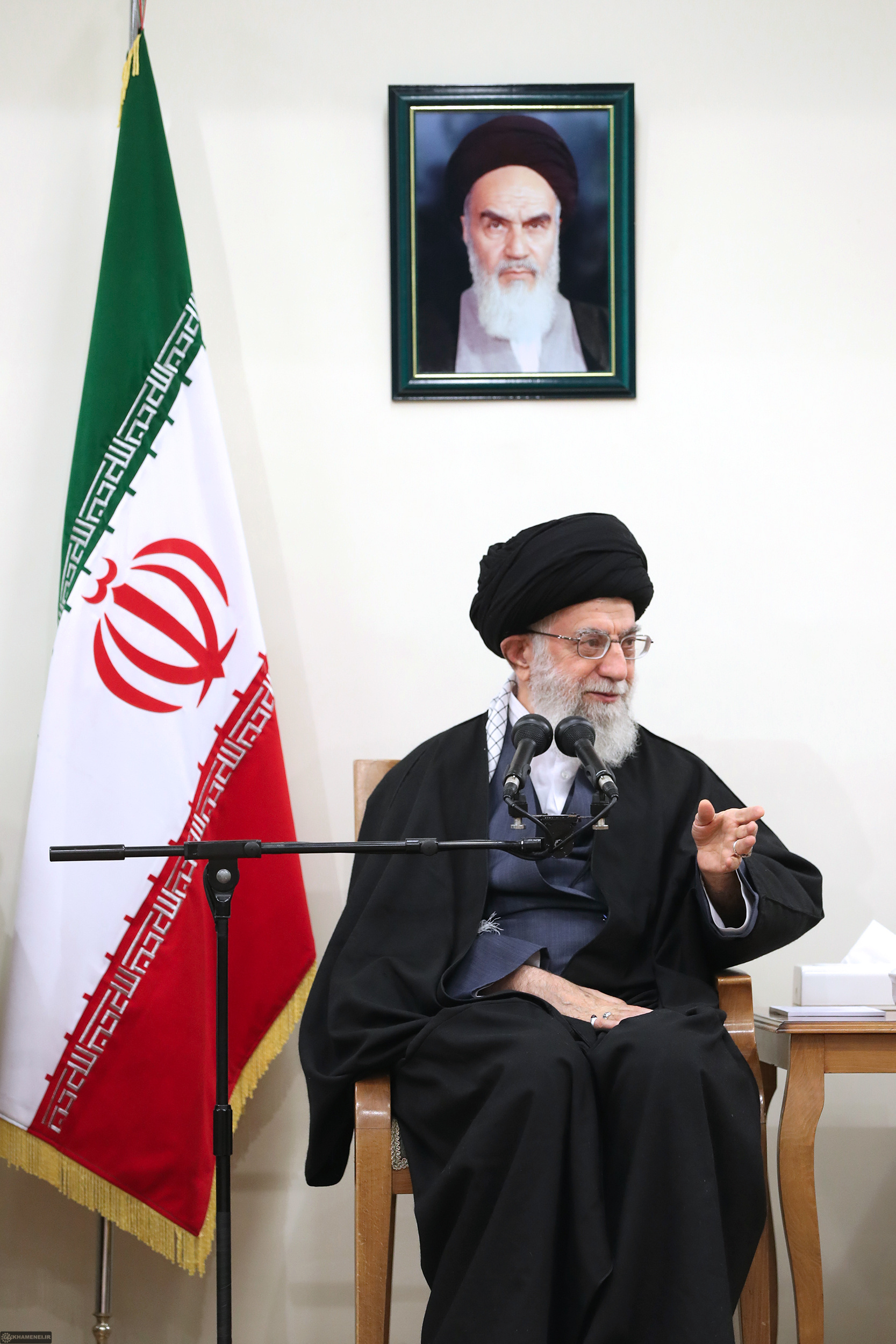 http://farsi.khamenei.ir/ndata/news/39047/B/13961206_0439047.jpg