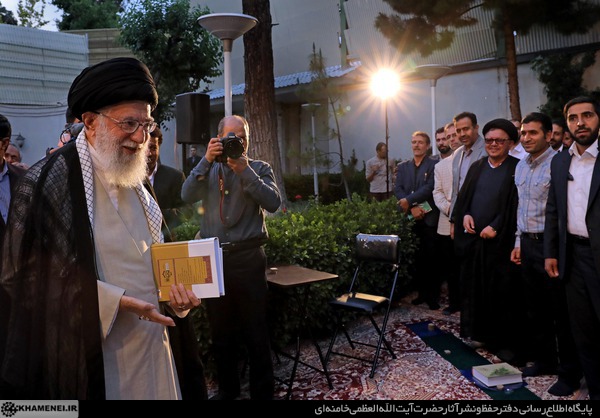 http://farsi.khamenei.ir/ndata/news/42593/C/13980230_0442593.jpg