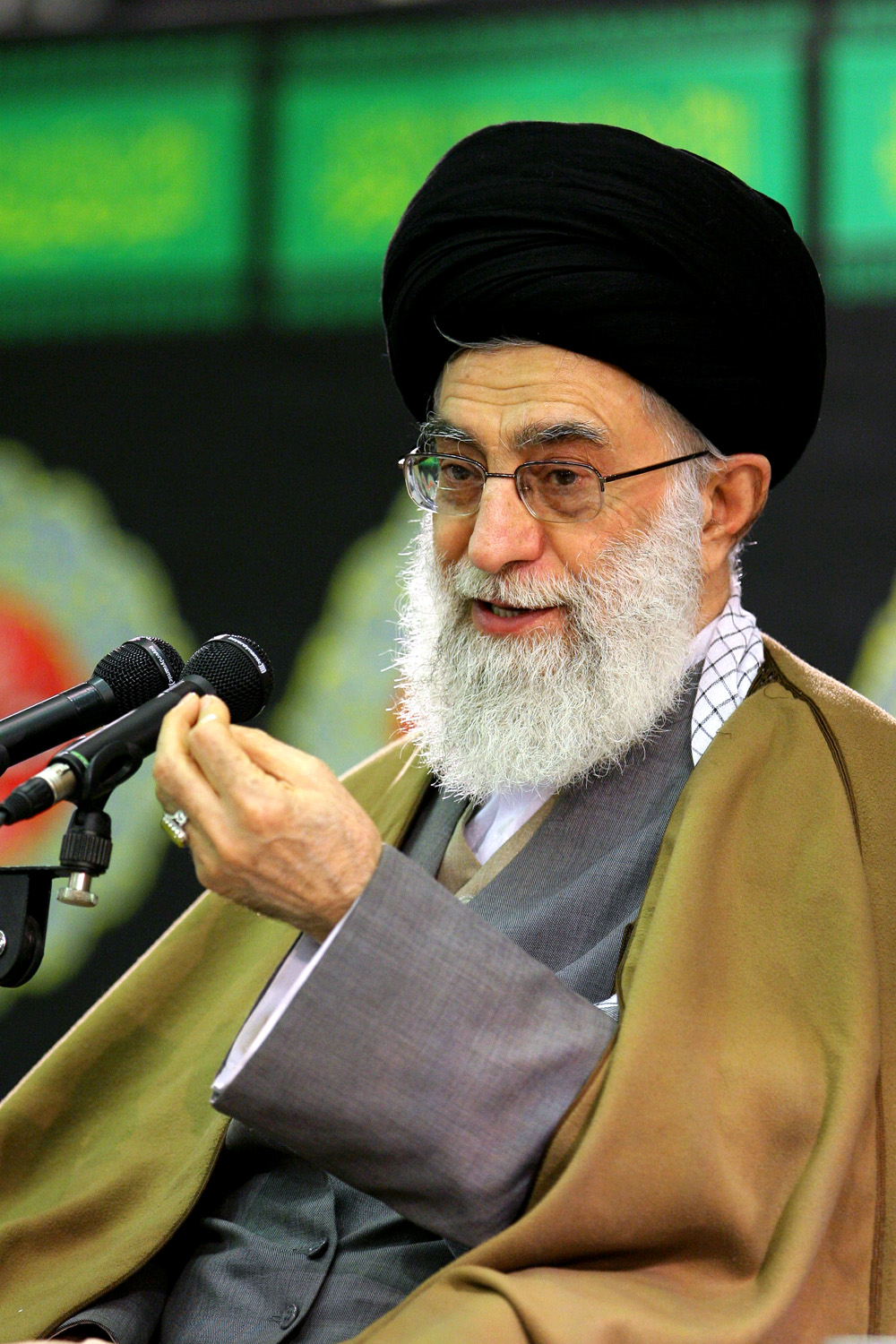http://farsi.khamenei.ir/ndata/news/5745/B/khamenei-29bahman-002.jpg