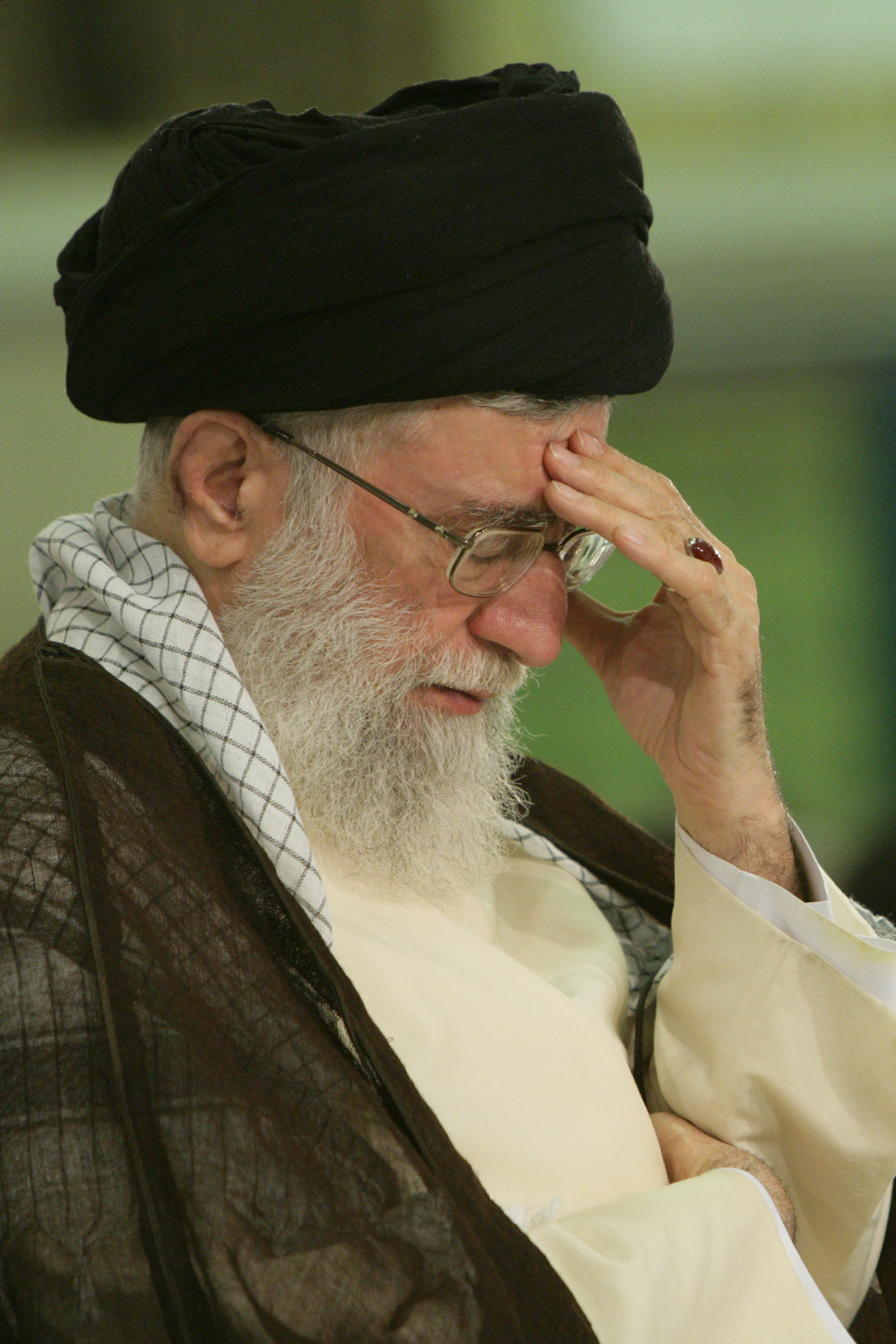 http://farsi.khamenei.ir/ndata/news/8026/B/khamenei-880619-002.jpg