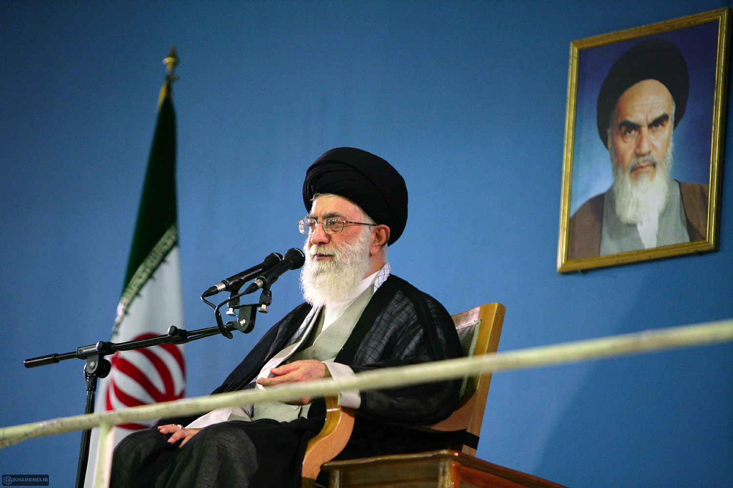 http://farsi.khamenei.ir/ndata/news/9654/B/13890405_119654.jpg
