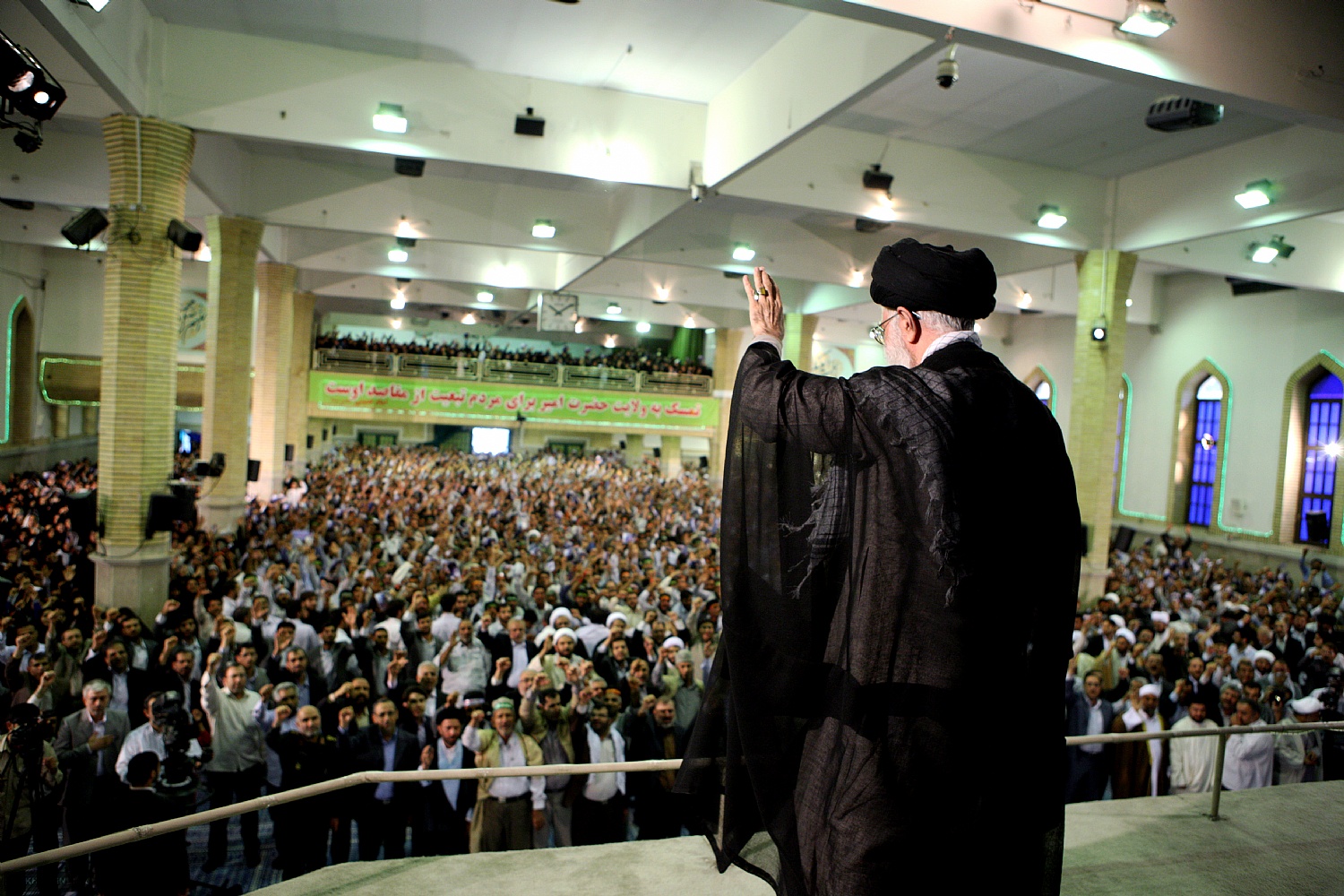 http://farsi.khamenei.ir/ndata/news/9654/B/13890405_129654.jpg