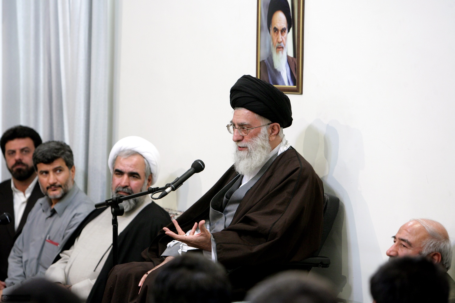 http://farsi.khamenei.ir/ndata/news/12126/B/13900131_0112126.jpg