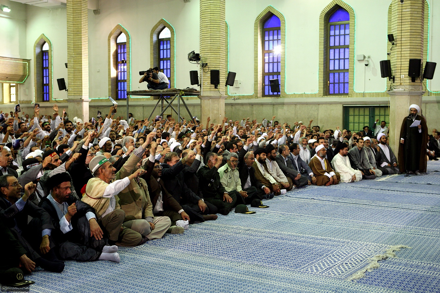هزاران نفر از مردم بوشهر صبح امروز در سالروز ولادت امیرالمومنین (ع) با آیت‌الله سیدعلی خامنه‌ای دیدار كردند