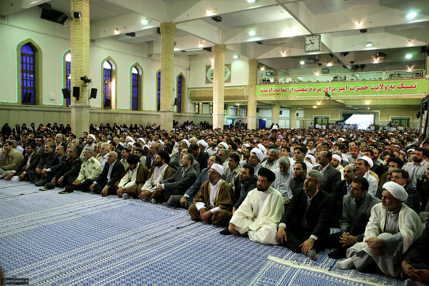 هزاران نفر از مردم بوشهر صبح امروز در سالروز ولادت امیرالمومنین (ع) با آیت‌الله سیدعلی خامنه‌ای دیدار كردند